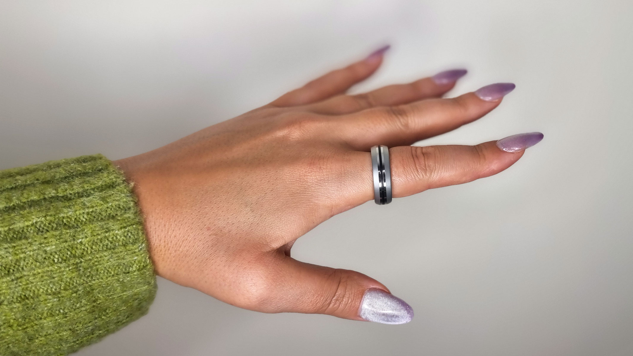 A close-up picture of our reviewer wearing the Renpho Lynx smart ring