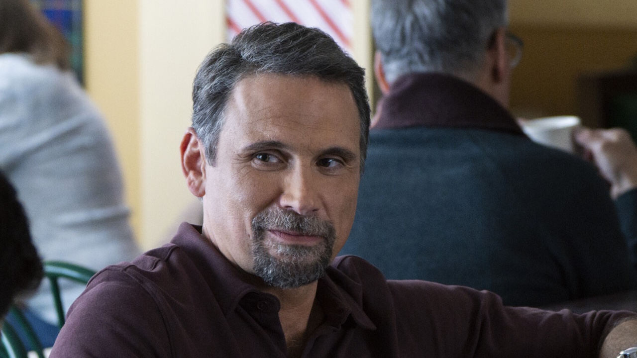 CBSのFBIシーズン8x09で息子に微笑むジュバル