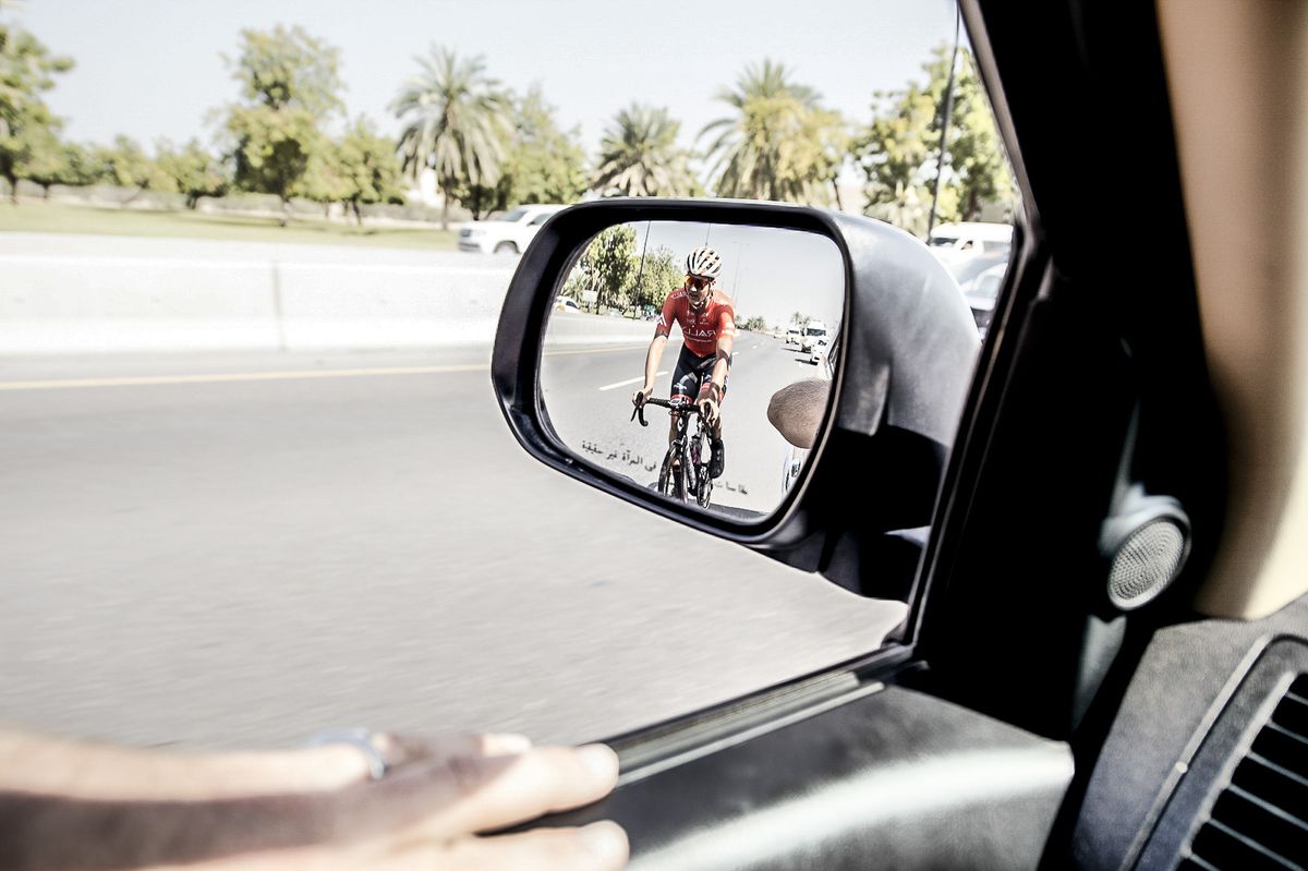 Adam de Vos approaches the team car in the first 10km looking for a shoe adjustment - having left his spare shoes in the other support vehicle there has to be a few tweaks on the move.