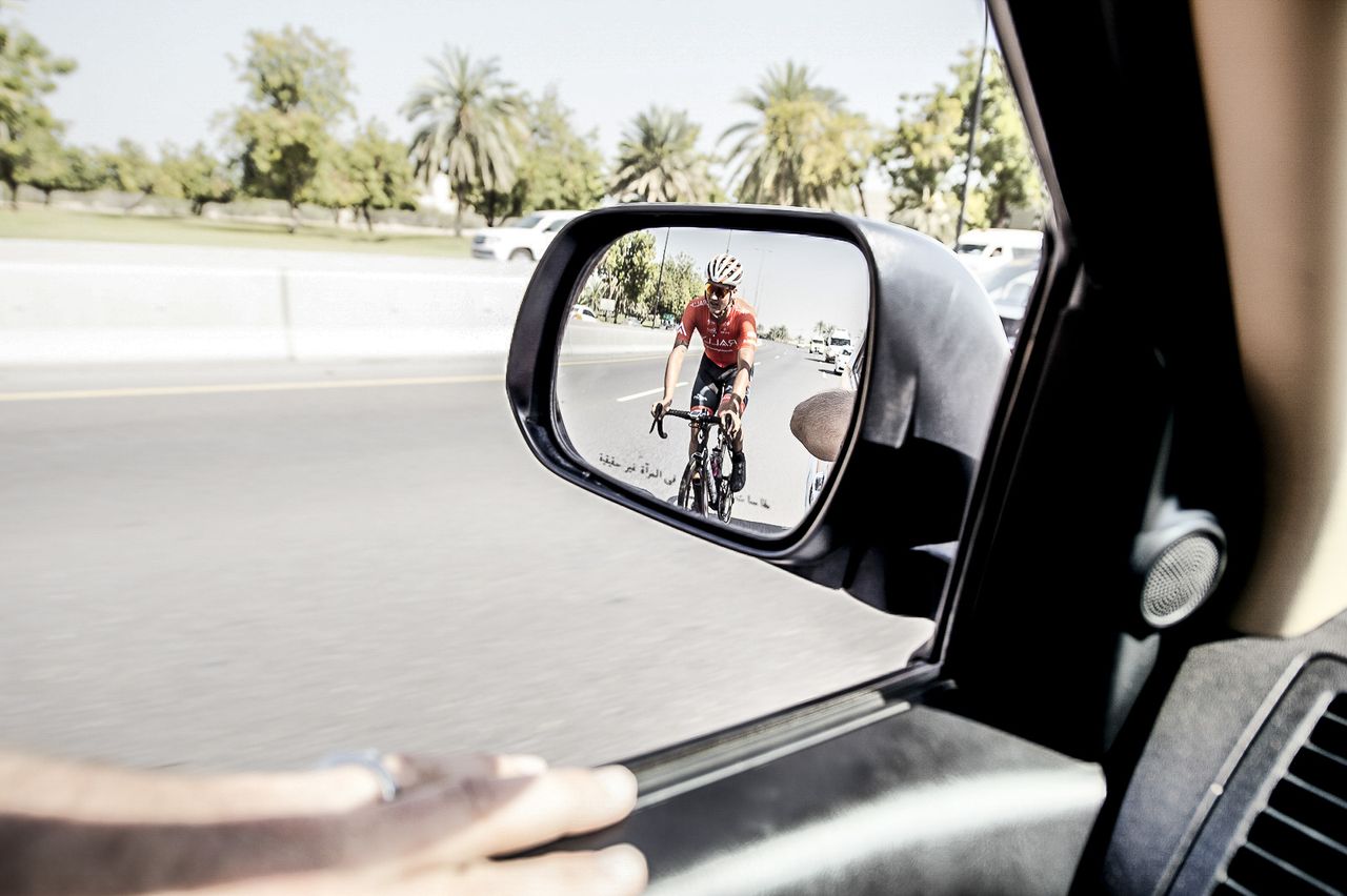 Adam de Vos approaches the team car in the first 10km looking for a shoe adjustment - having left his spare shoes in the other support vehicle there has to be a few tweaks on the move.