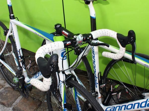 Manuel Quinziato (Liquigas) has his single top-mounted brake lever looked up to the front caliper.