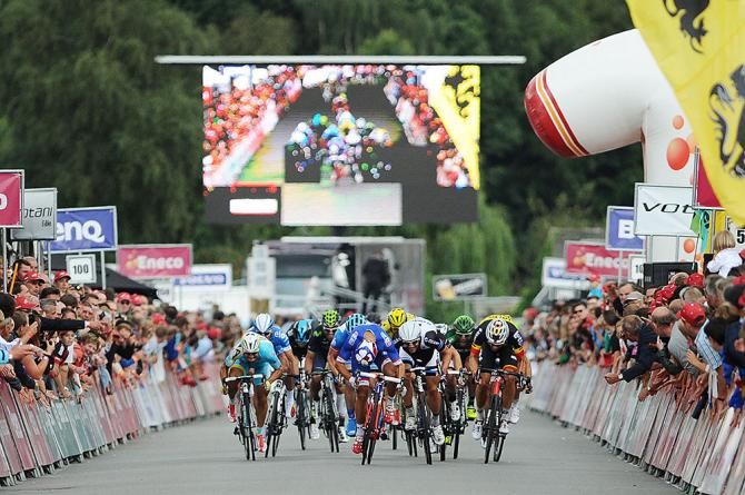Nacer Bouhanni sprints toward victory
