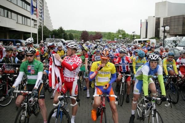 The classification leaders are brought to the front of the peloton at the start in Most.