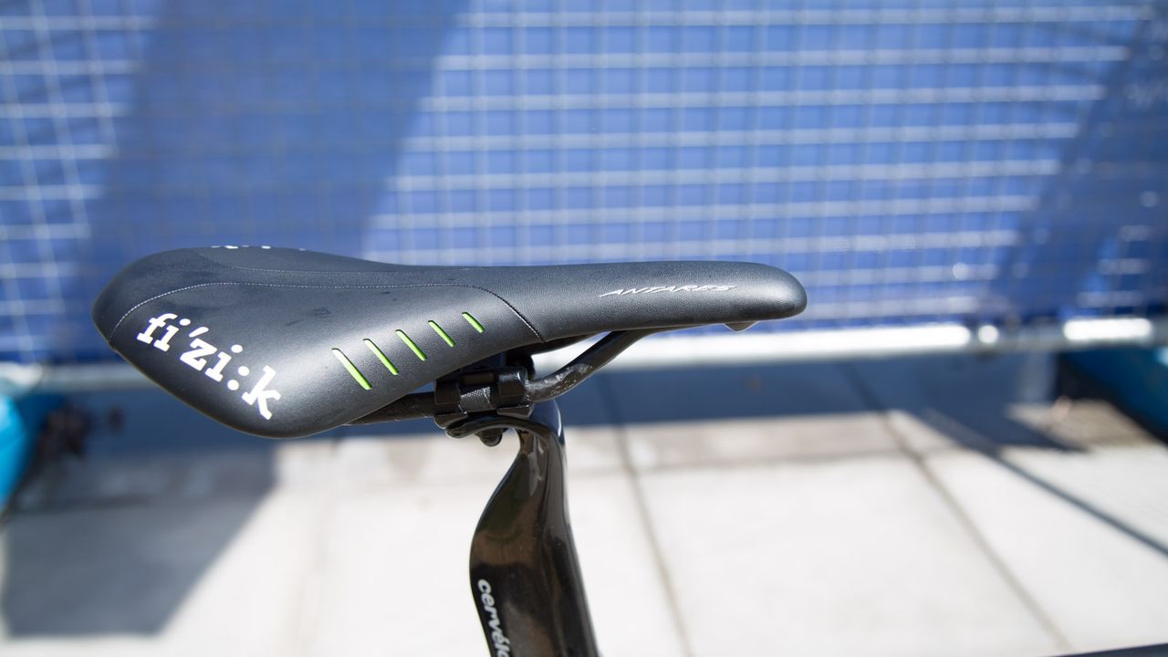 Dimension Data issue Fizik Antares saddle