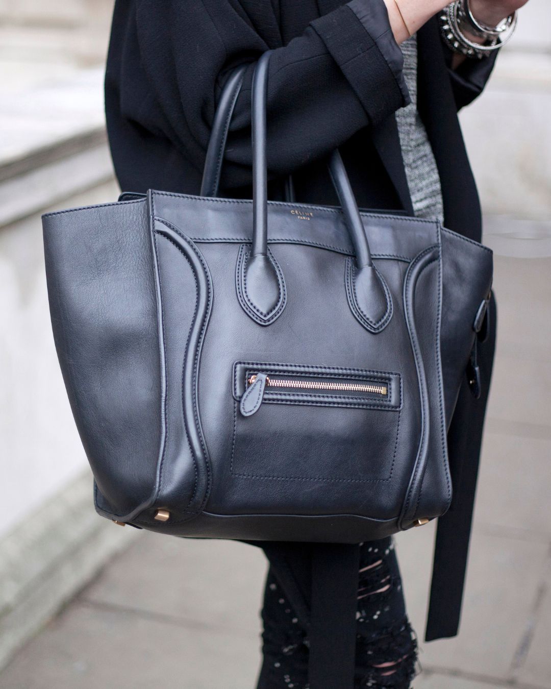 2012'de Londra Moda Haftası'na katılan bir konuk Celine Phantom çantası taşıyor