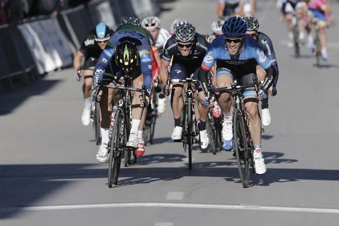 Leigh Howard (Orica GreenEdge) just edges ahead of Tyler Farrar (Garmin Sharp) in the sprint finish
