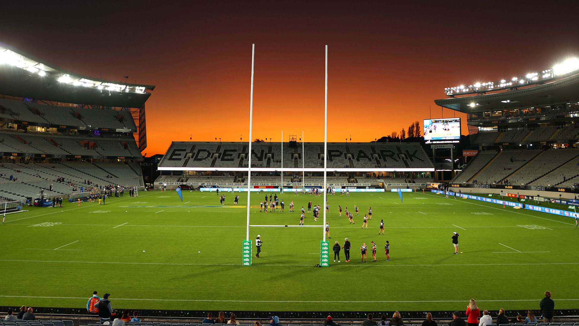 Pos rugby stadion Taman Eden saat senja