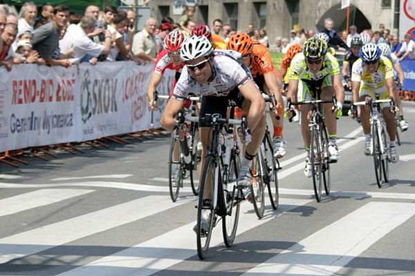 Matthias Friedemann sprints for the line and wins stage one.