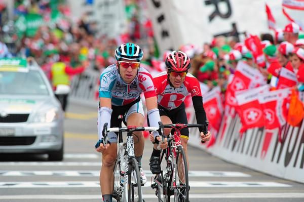 Jan Bakelants (Omega Pharma-Lotto) edges Levi Leipheimer (RadioShack) for 15th place.