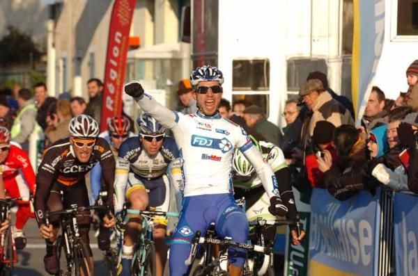 Nacer Bouhanni (FDJ-BigMat) leaves the other spinters behind for an impressive win