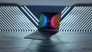 Laptop svævende med asymmetriske fluorescerende lys i baggrunden