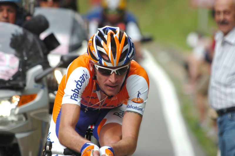 Dennis Menchov riding to the Riomaggiore time trial victory