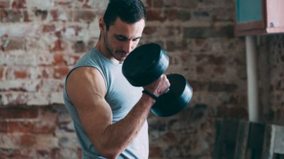 Best home dumbbell workout for beginners: Man doing dumbbell bicep curls