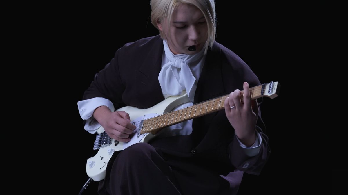 Ichika Nito playing his Ibanez signature guitar 