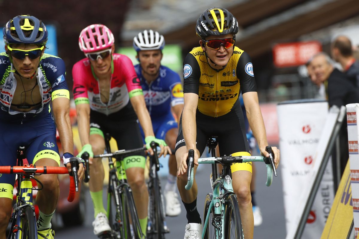 Antwan Tolhoek (LottoNl-Jumbo) leads a group to the line