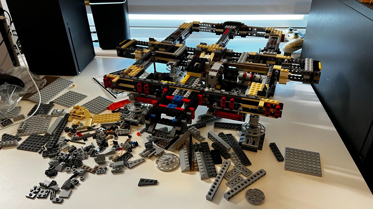 Lego Star Wars UCS Millennium Falcon 75192_Build in progress
