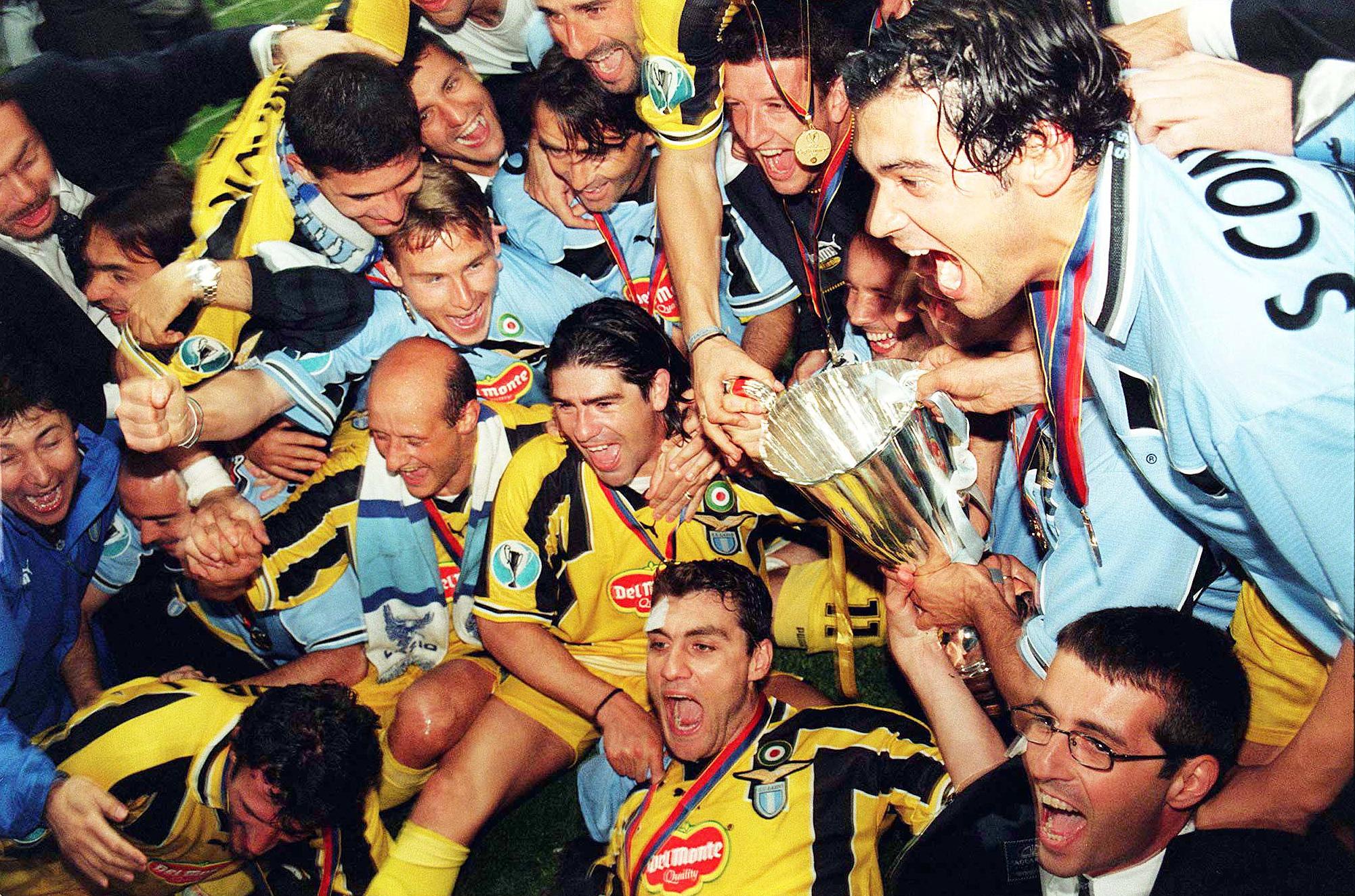 Lazio Rome players celebrate with the Cup Winners' Cup trophy after beating Real Mallorca 2-1 in the final at Villa Park, Birmingham 19 May 1999. (Photo by RUI VIEIRA / PA / AFP)