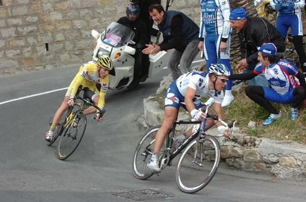 Riccardo Ricc&ograve; (Saunier Duval-Prodir) and Philippe Gilbert (Fran&ccedil;aise Des Jeux) descend the Poggio.