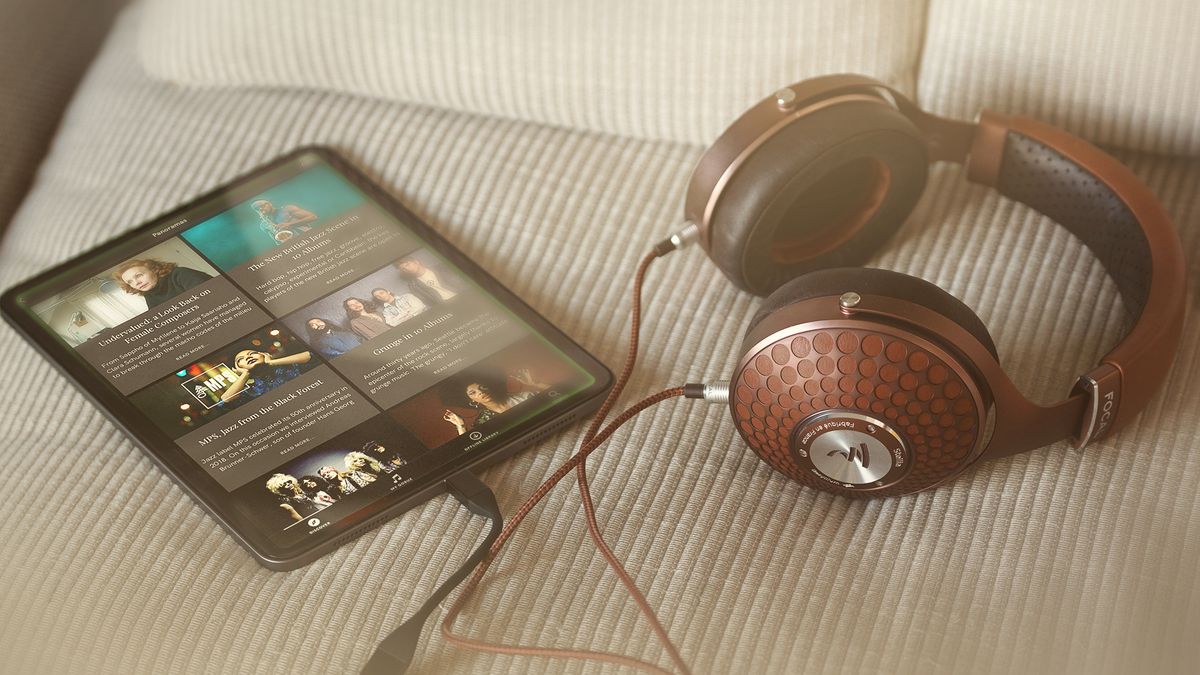 Qobuz lifestyle photo with Focal headphones