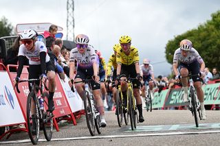 'I landed in a ditch' &ndash; Marianne Vos forced into desperate chase after late crash in hectic Vuelta Femenina run-in