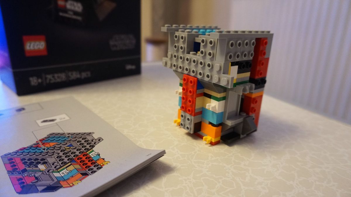 Lego Star Wars The Mandalorian Helmet 75328_Build in progress 1