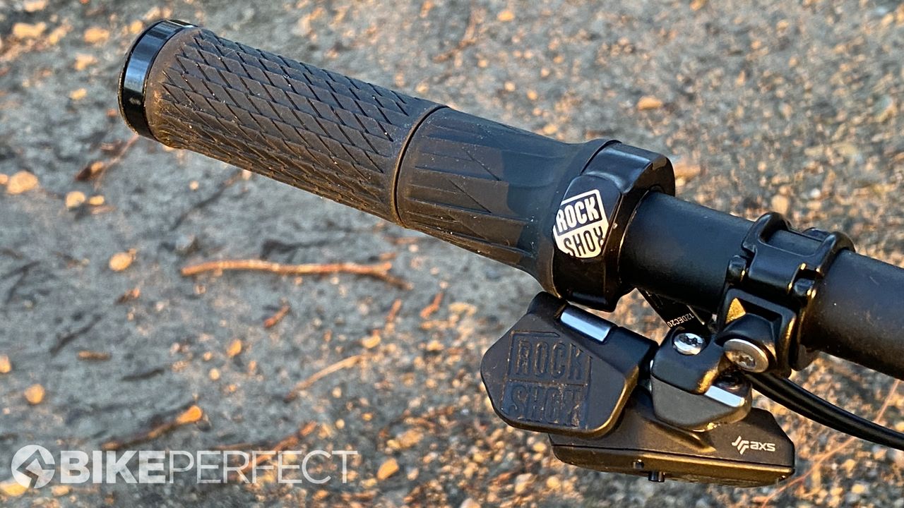 Canyon Lux Trail CF8 AXS shifter and suspension control