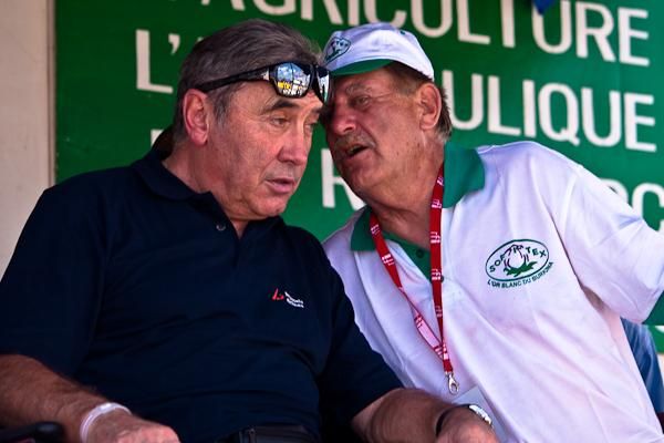 Eddie Merckx paid a surprise visit to the 2010 Tour du Faso. Here he chats with Francis DuCreux, a fellow old-timer of the European peloton.
