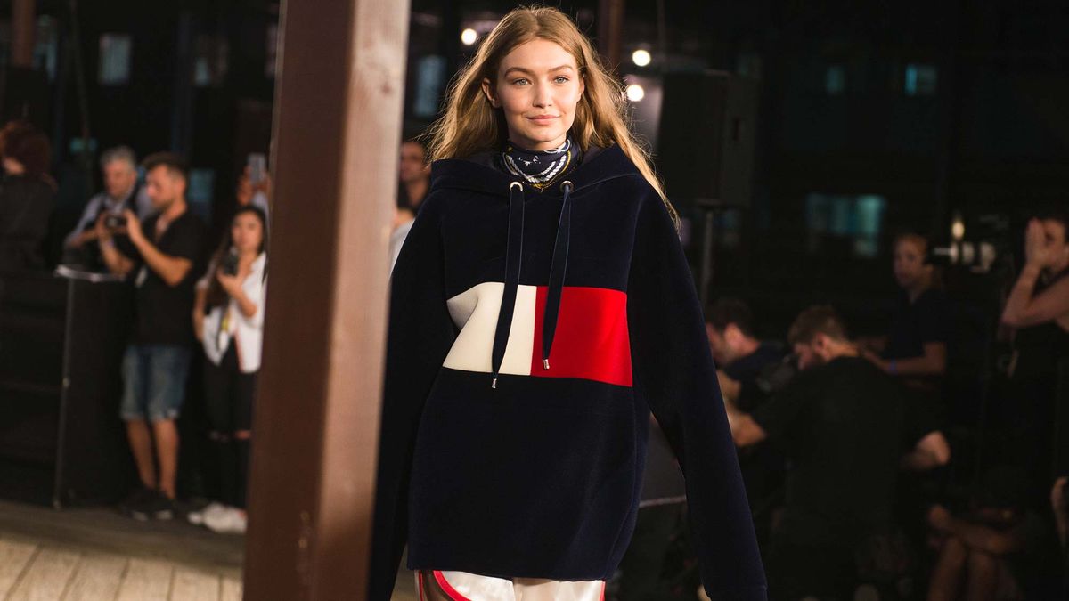 Regardez Gigi Hadid promener Tommy Hilfiger en direct (et soyez la première à découvrir son look !)