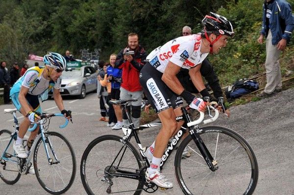 Carlos Sastre (CSC) suffering on the Angrilu leading Levi Leipheimer (Astana)