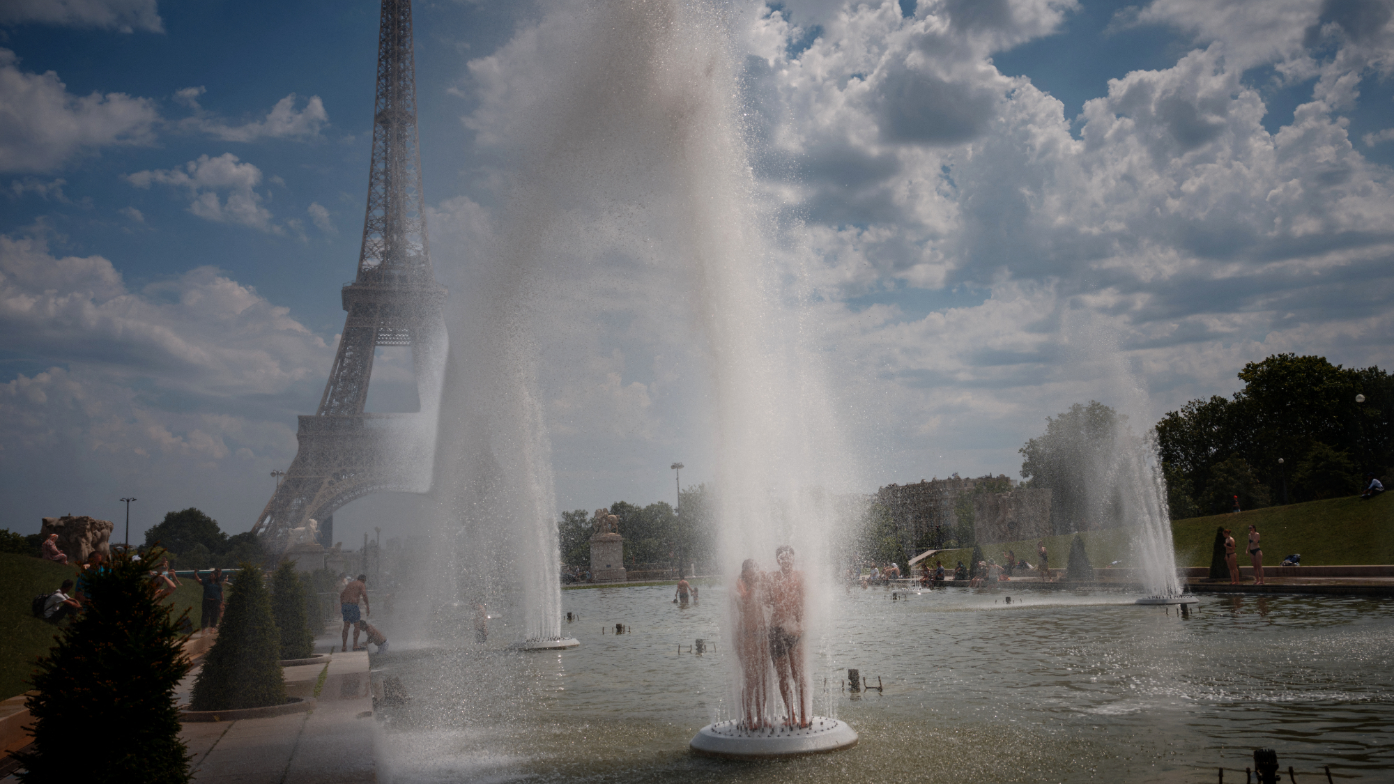 People in Paris try to escape record heat