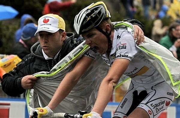 Riccardo Ricc&ograve; (Saunier Duval - Scott) is trying to catch his breath, while a soigneur makes sure the Italian stays warm after the finish.