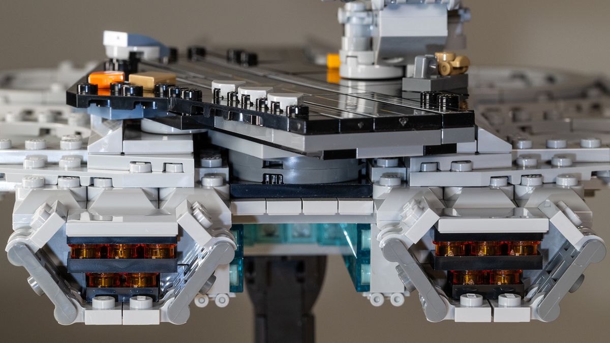 The Avengers Helicarrier (76295) close-up of rear engines