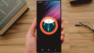Logotipo de Android 14 pegado en la pantalla de un Samsung Galaxy S22 Ultra