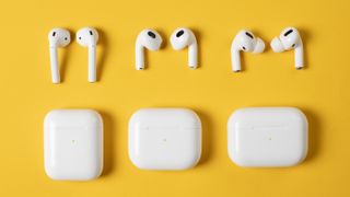 Sida vid sida jämförelse av AirPods (2019), AirPods 3 och AirPods Pro, mot en gul bakgrund.