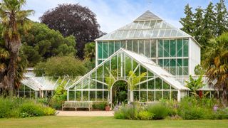 Uma estufa em um jardim botânico