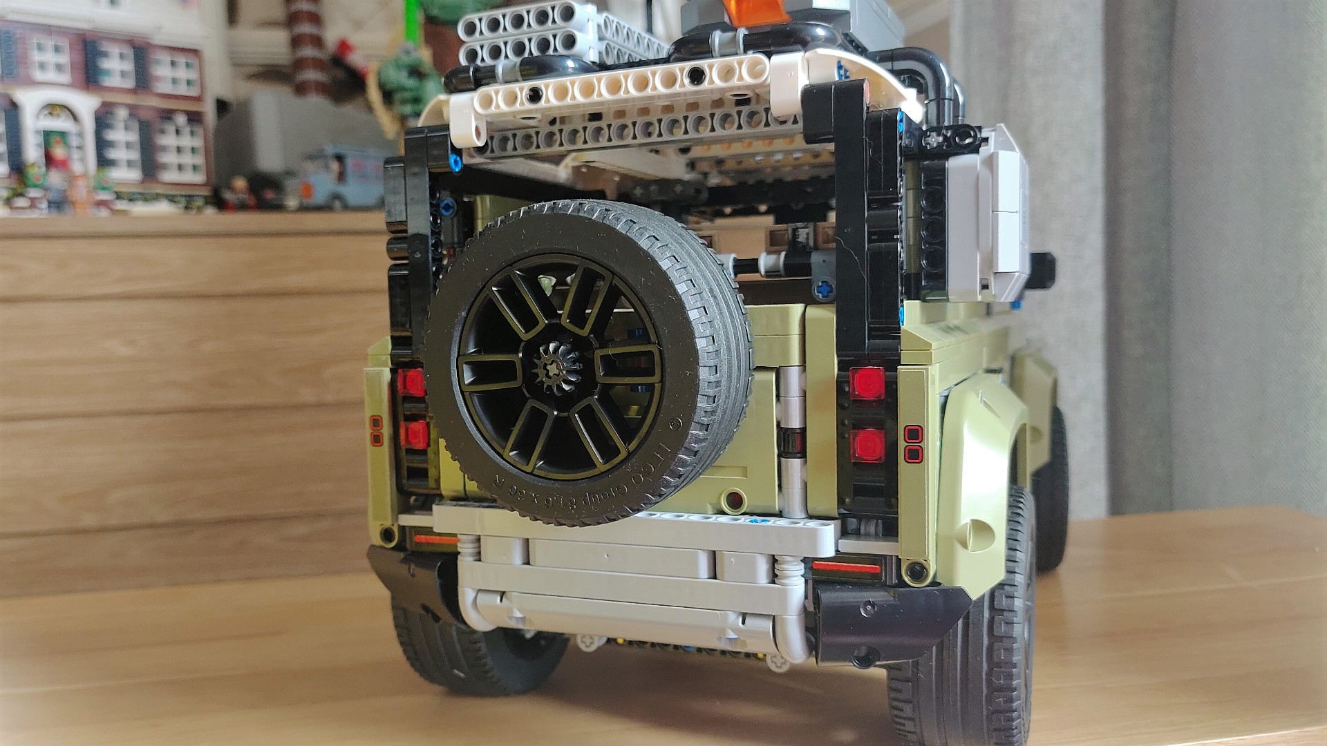 लेगो टेक्निक लैंड रोवर डिफेंडर 42110 - कार का पिछला दृश्य।