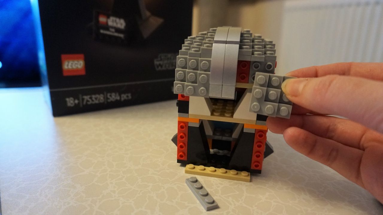 Lego Star Wars The Mandalorian Helmet 75328_Build in progress 2
