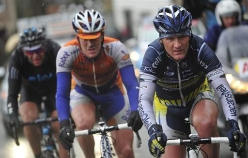 The three leaders approach the finish.