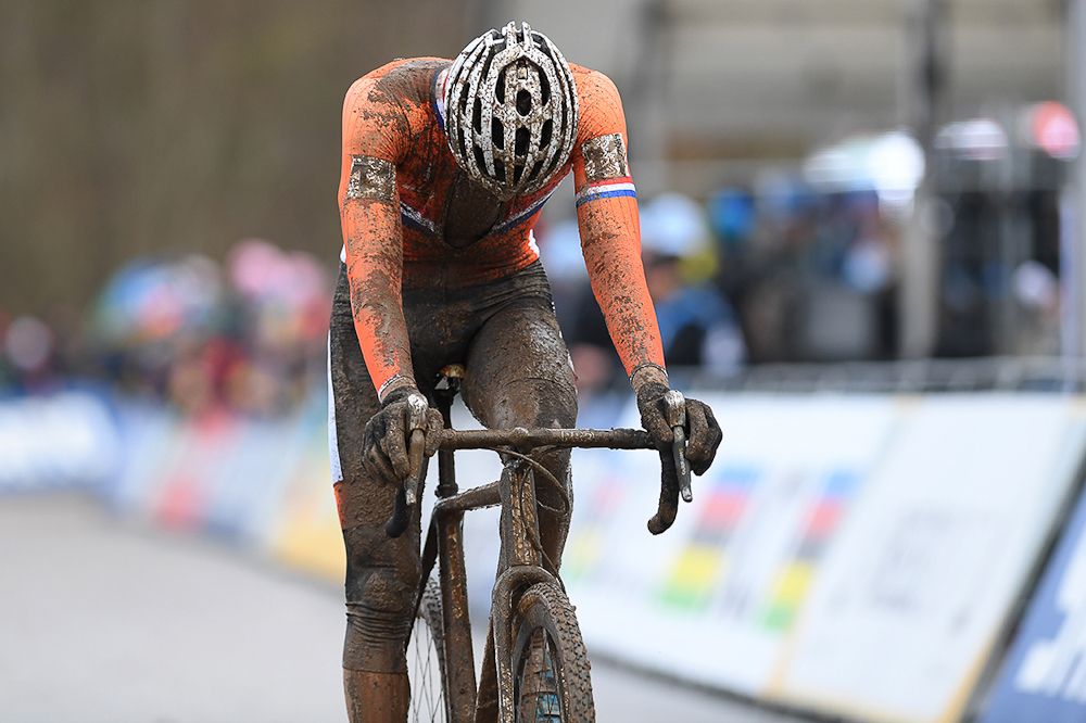 Mathieu van der Poel crosses the finish at the 2017 World Championships