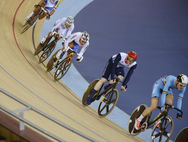 The men's omnium riders compete in the 15km scratch race.