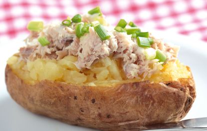 Baked potato with tuna and spring onion