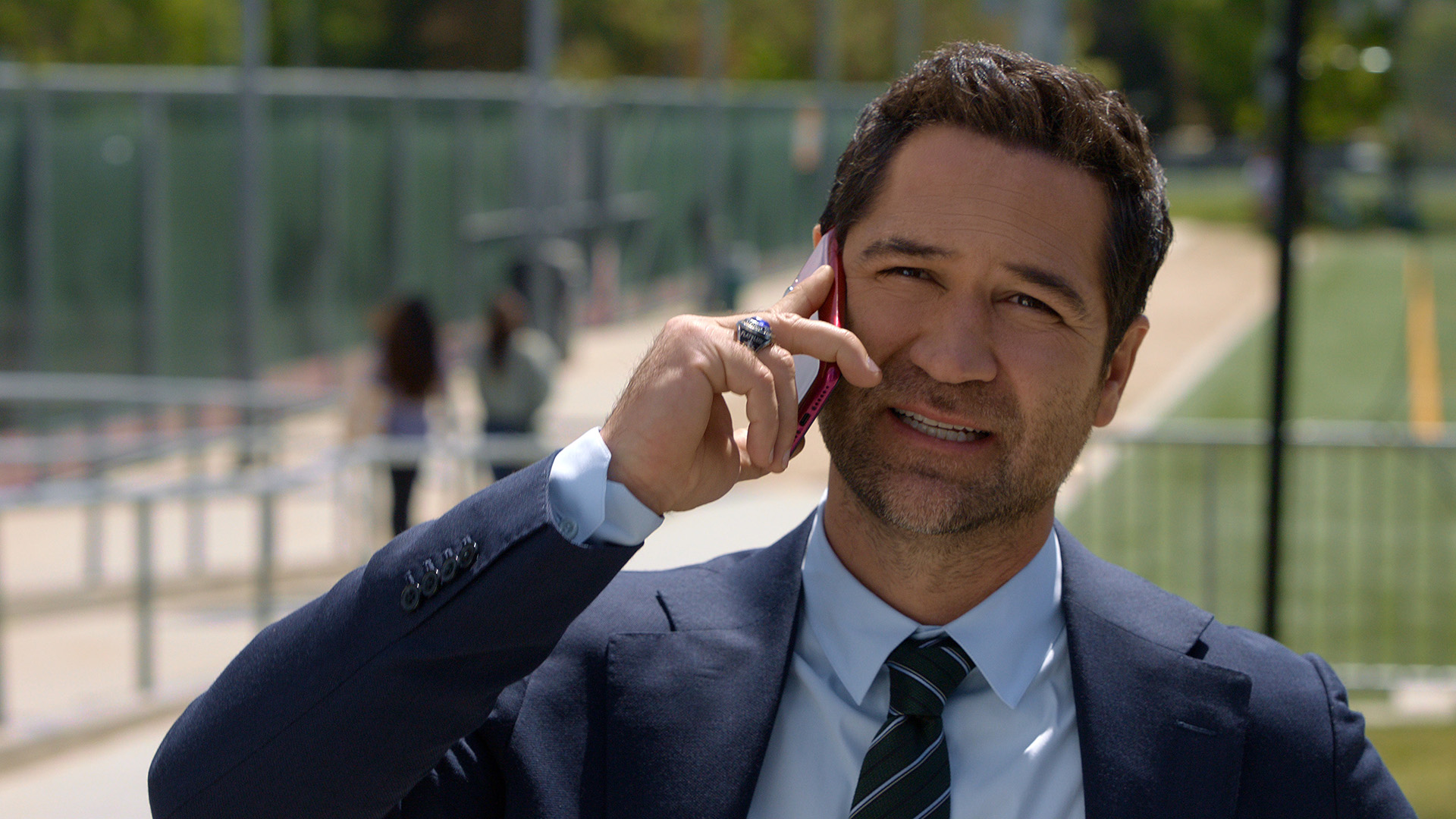 Manuel Garcia-Rulfo as Mickey Haller on the phone in The Lincoln Lawyer.
