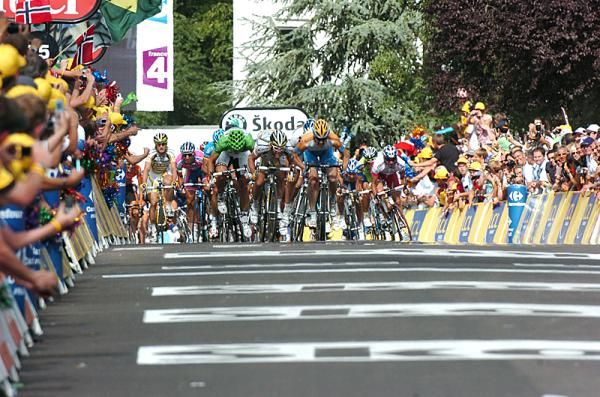Tyler Farrar (Garmin-Slipstream) takes the early lead, but Cavendish came on fast.