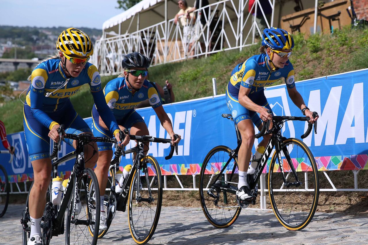 Emma Johansson with her Swedish teammates