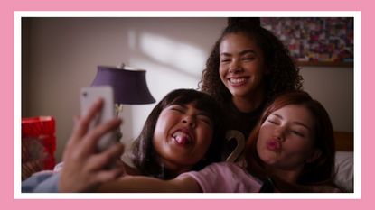 Abby, Nora and Ginny taking a selfie in 'Ginny & Georgia'