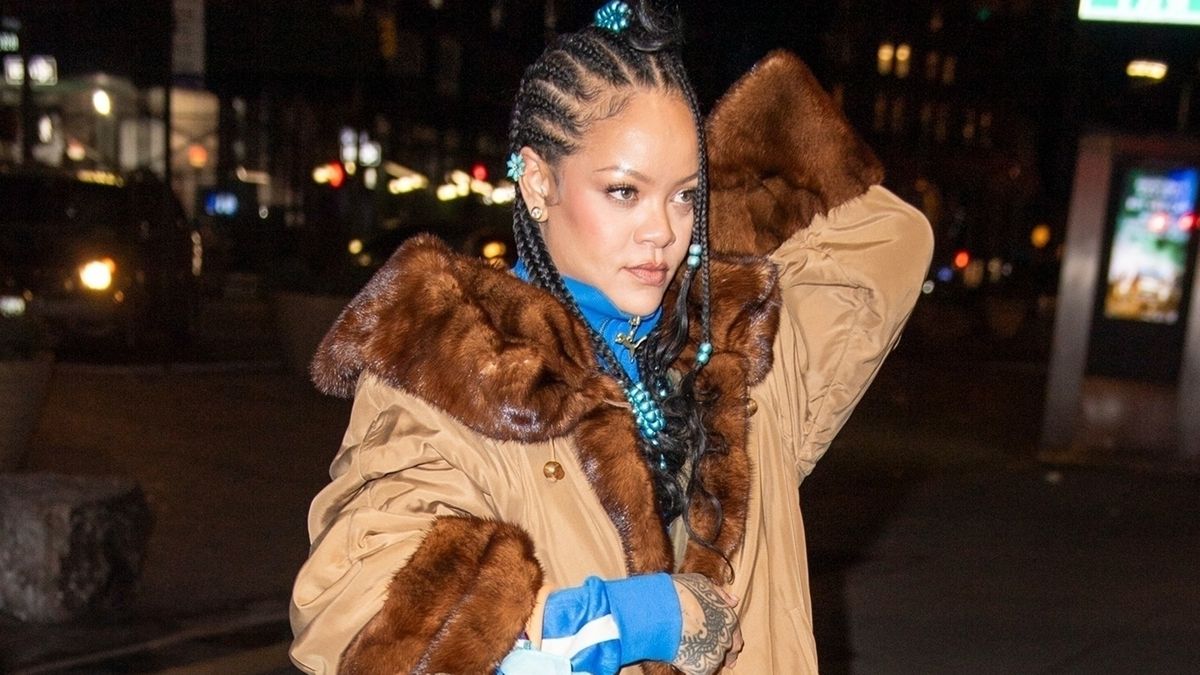 Rihanna fait son retour en studio d'enregistrement dans un manteau de fourrure, des baskets Puma et un sac Louis Vuitton