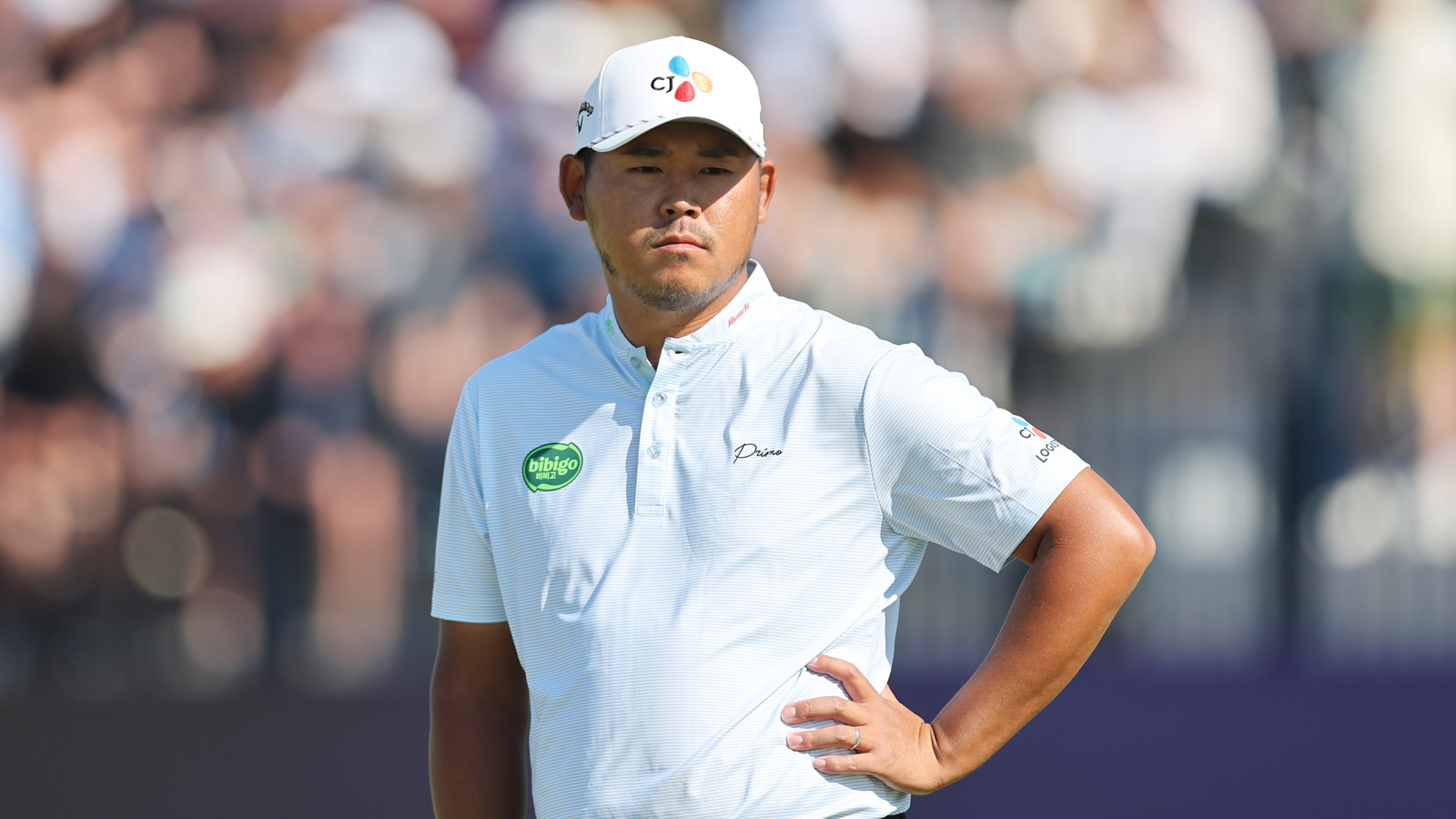 Si Woo Kim waits on the 18th green