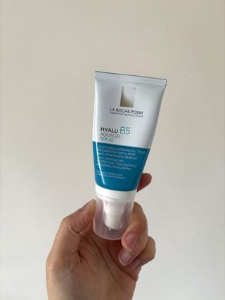 Mica Ricketts holding La Roche-Posay Hyalu B5 Aquagel SPF30