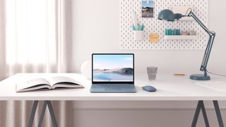 Microsoft Surface Laptop Go op een bureau