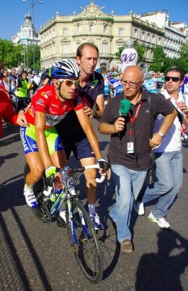 Nibali is mobbed by the press at the finish in Madrid